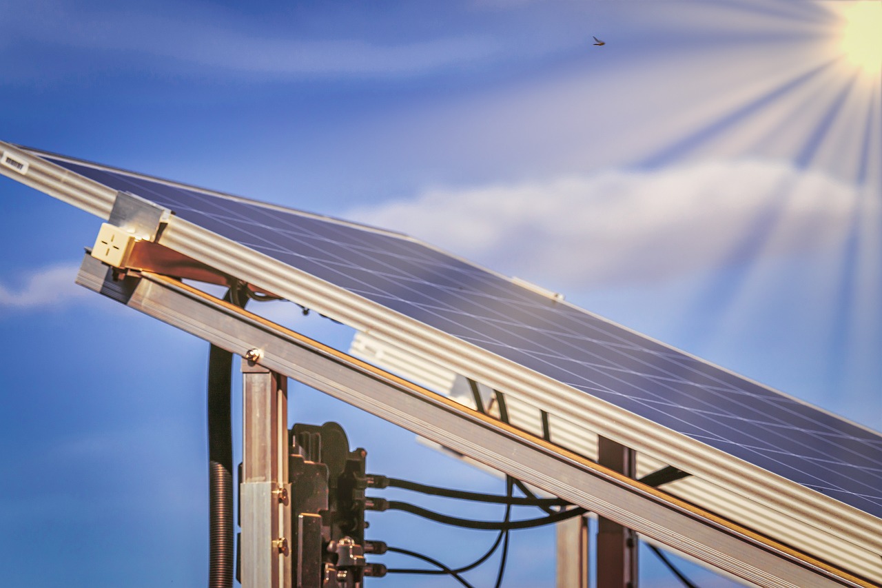 How do Solar Inverters and Batteries Work?